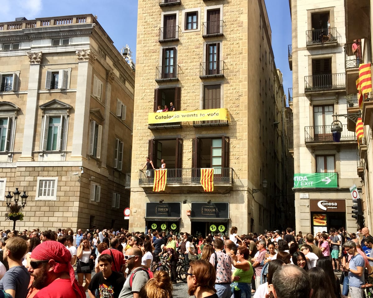 Poster on a balcony that reads 'Catalonia wants to vote'